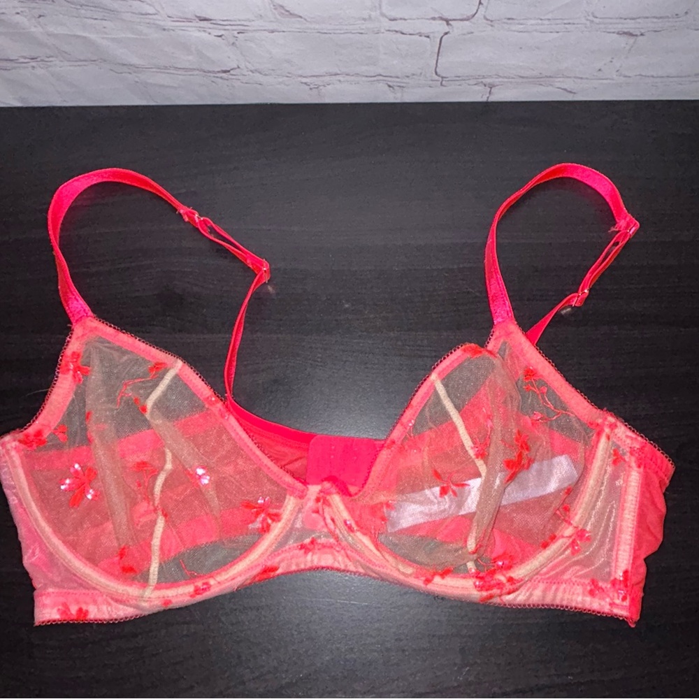 Savage X Fenty Foiled Springs
Pink Bra size 38DD